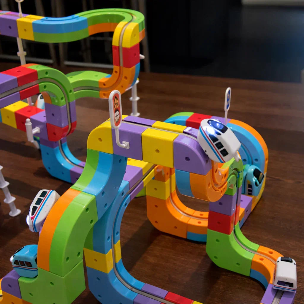 Dětská 3D motorová železnice s vertikálními smyčkami a dynamickou akcí