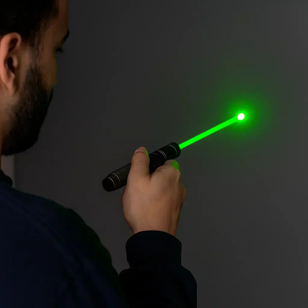 Laserosoitin-taskulamppu säädettävällä tarkennuksella, USB-ladattava, 10 000 metrin kantama