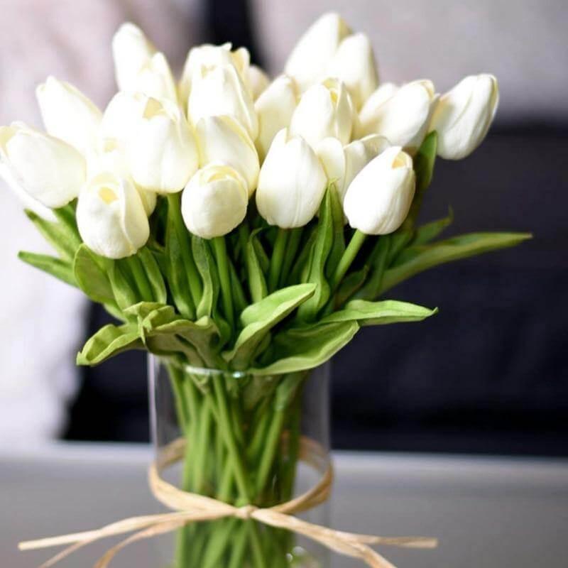 Sada deseti kusů umělých tulipánů a květin
