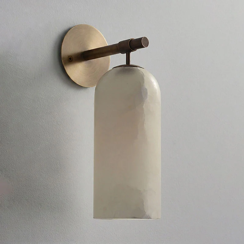 Lampada da parete cilindrica in alabastro con luce calda e cornice dorata
