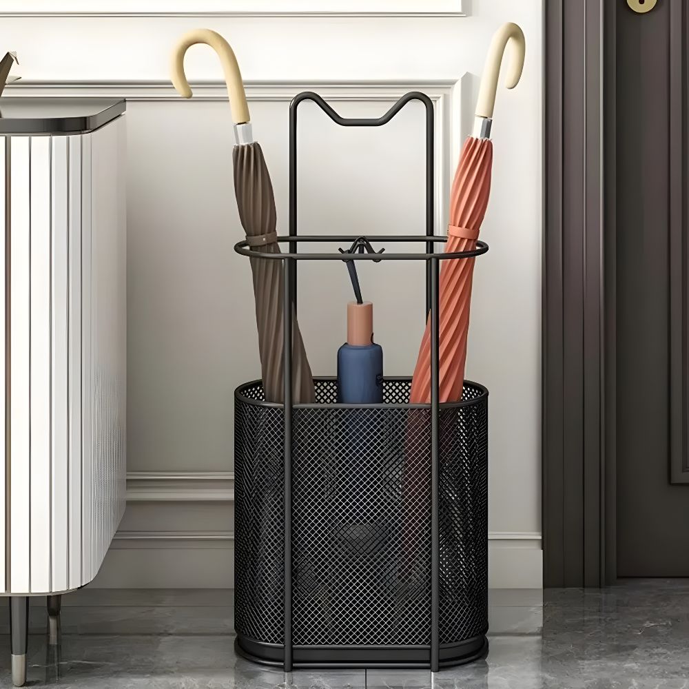 Moderne paraplyholder i metal med integreret vandbakke