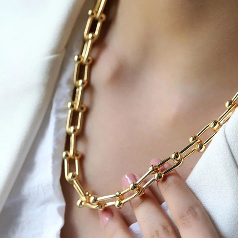 Lumiere Jewelry Set In Gold Link Form With Timeless Shine