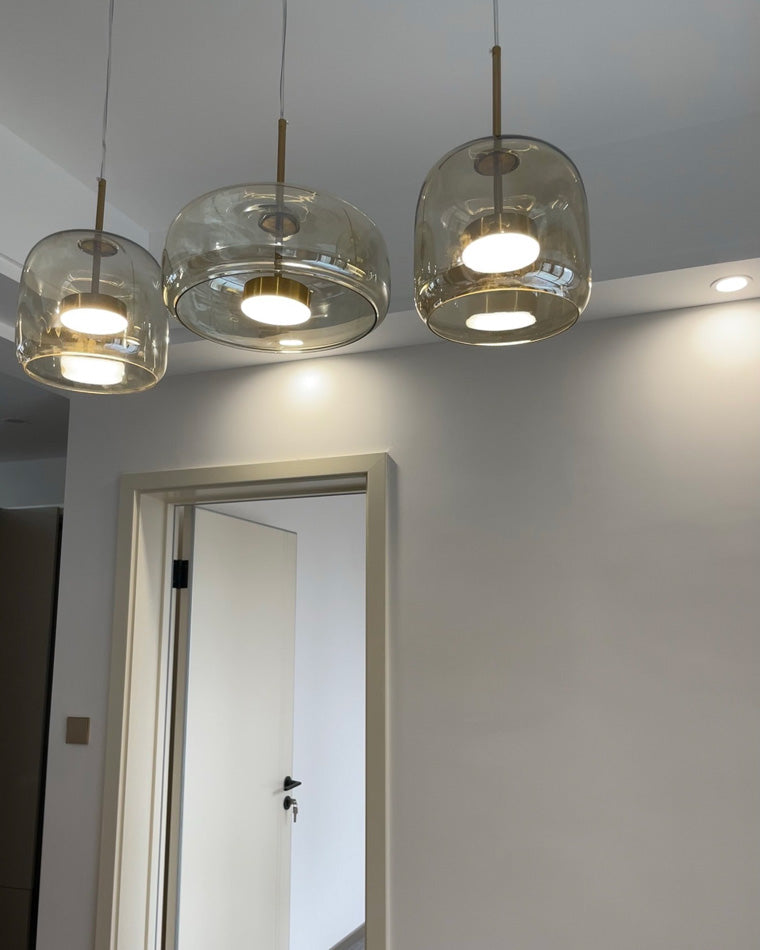 Závěsná lampa z jantarového foukaného skla s kulatým profilem, nastavitelným osvětlením do jídelny