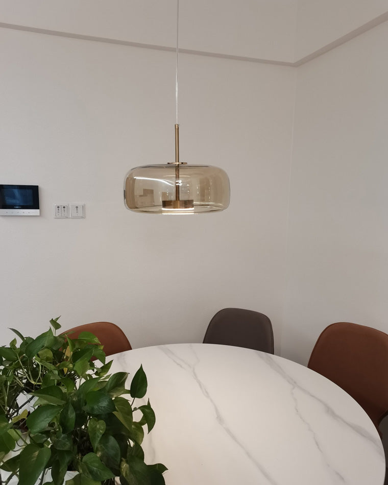 Závěsná lampa z jantarového foukaného skla s kulatým profilem, nastavitelným osvětlením do jídelny