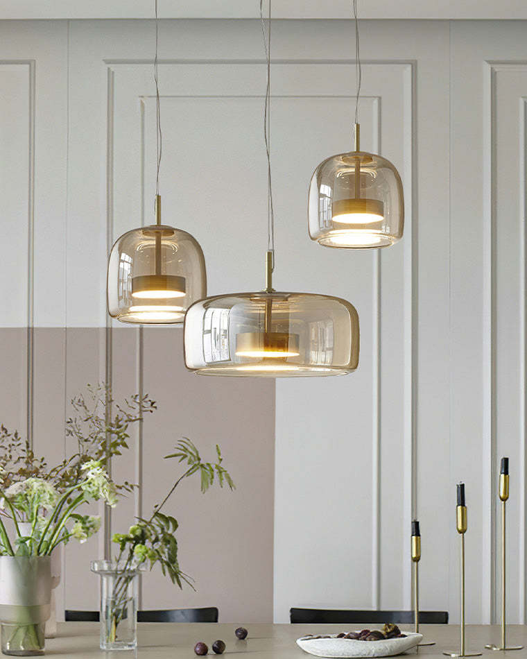 Závěsná lampa z jantarového foukaného skla s kulatým profilem, nastavitelným osvětlením do jídelny