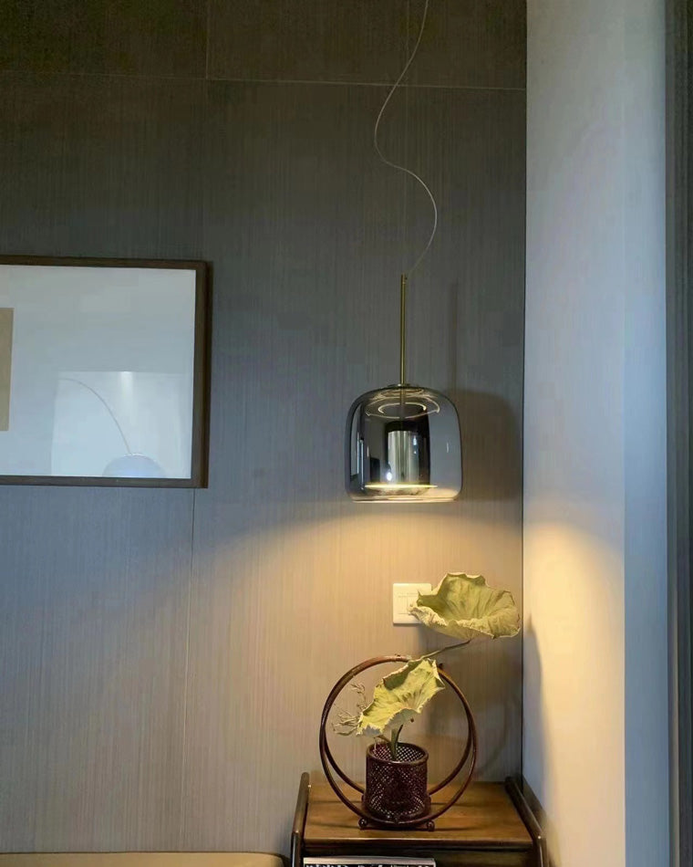 Závěsná lampa z jantarového foukaného skla s kulatým profilem, nastavitelným osvětlením do jídelny