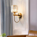Postmoderne krystallvegglampe med buet arm og gullfinish sylinderformet skjerm
