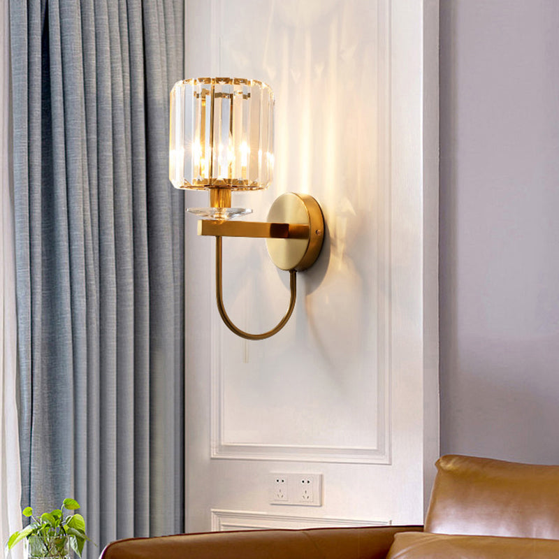 Postmoderne krystallvegglampe med buet arm og gullfinish sylinderformet skjerm