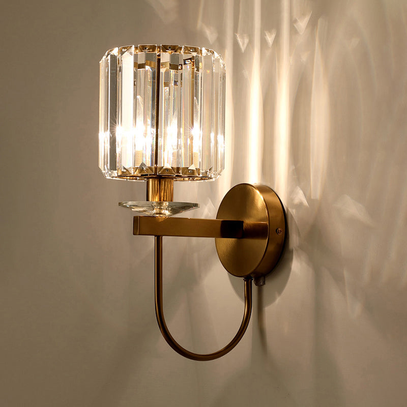 Postmoderne krystallvegglampe med buet arm og gullfinish sylinderformet skjerm