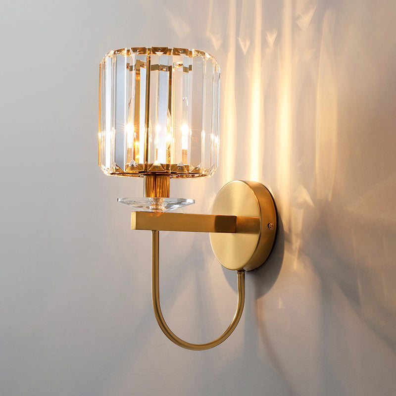 Postmoderne krystallvegglampe med buet arm og gullfinish sylinderformet skjerm