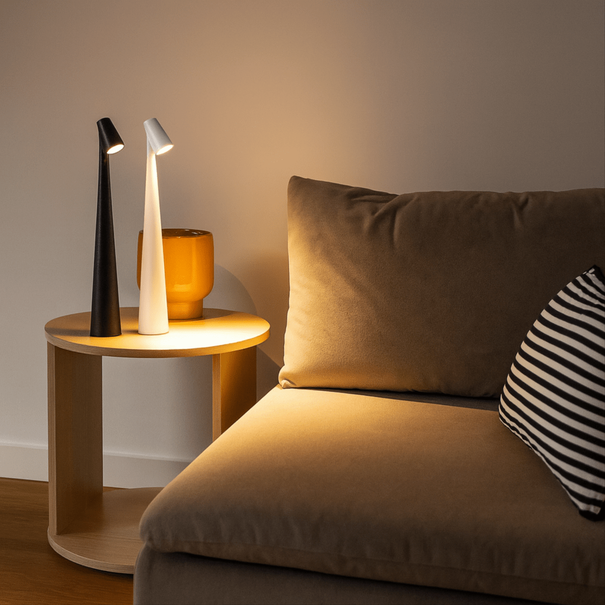 Nabíjecí stylová kovová stolní lampa pro vnitřní i venkovní použití