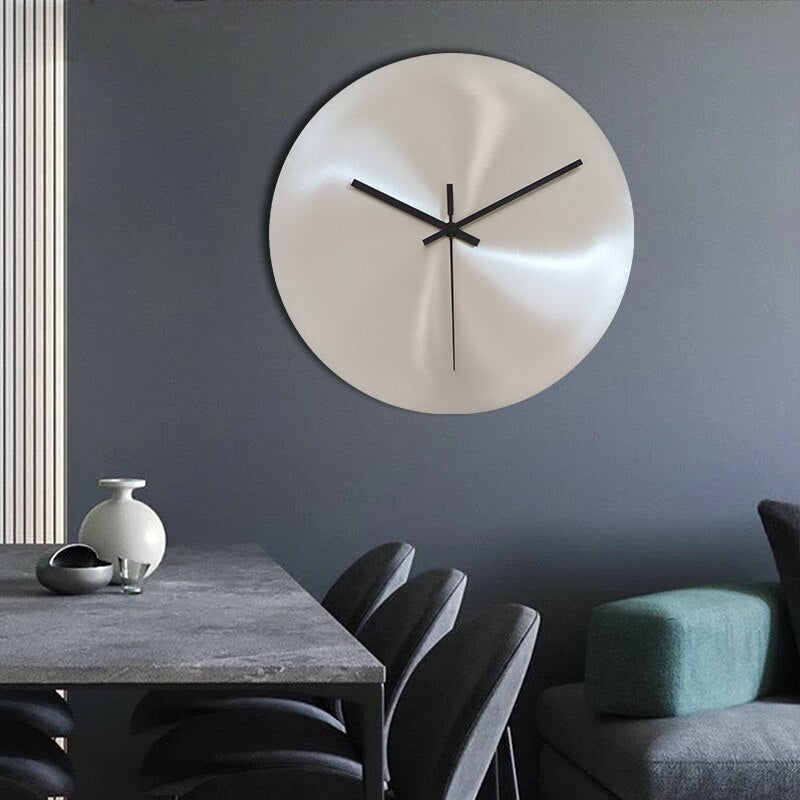 Elegantní nástěnné hodiny z nerezové oceli s minimalistickým designem pro moderní domovy