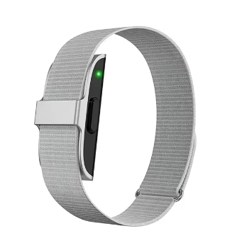 Fitness náramek Braceletsante s krokoměrem a vodotěsným designem IP68