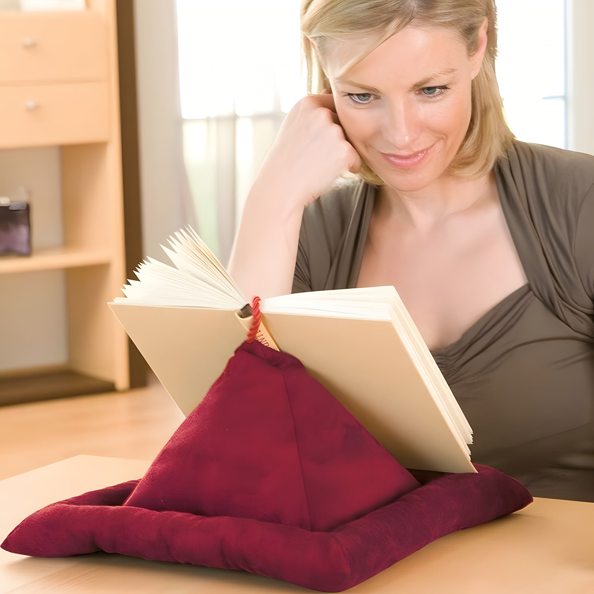 Pyramid Reading Pillow Stand