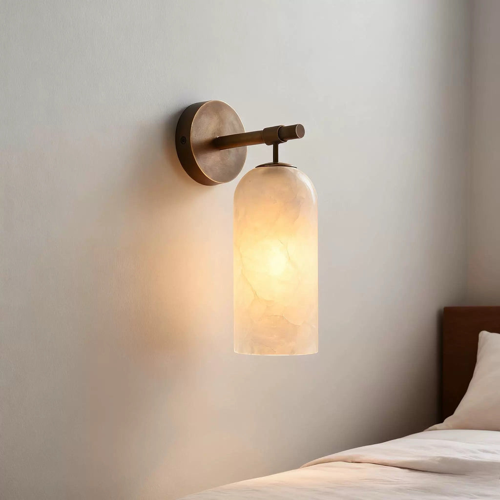 Lampada da parete cilindrica in alabastro con luce calda e cornice dorata