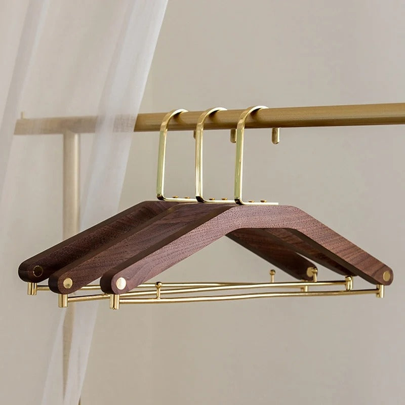 Walnotenhout en messing hangers voor kastorganisatie en opslag