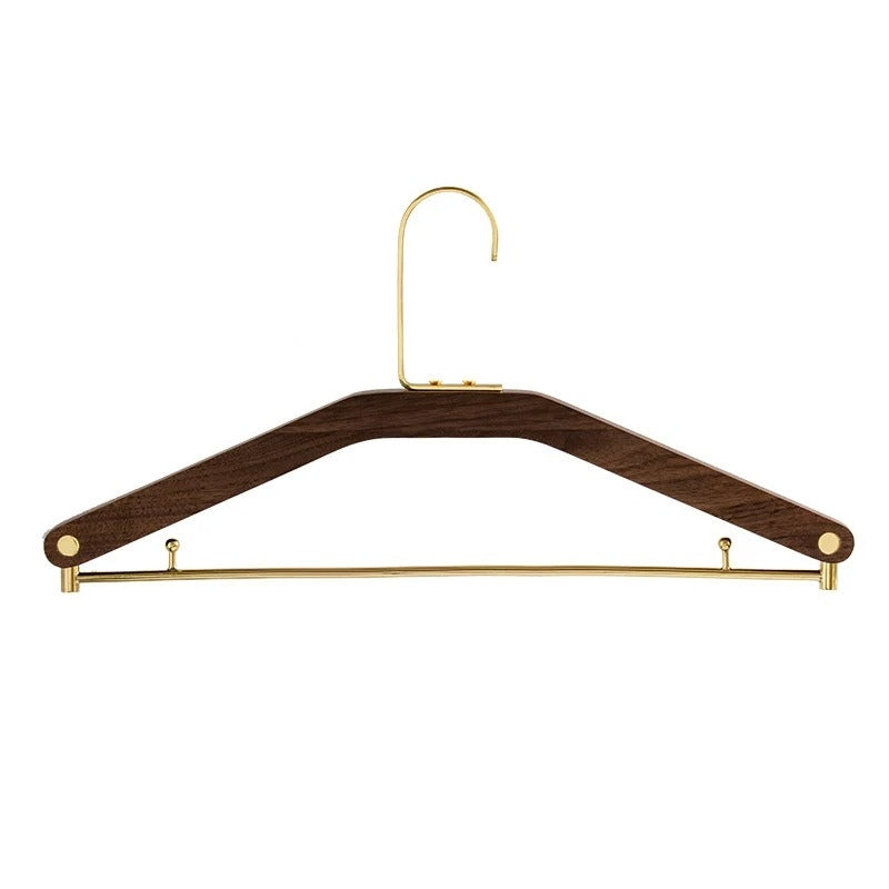Walnotenhout en messing hangers voor kastorganisatie en opslag