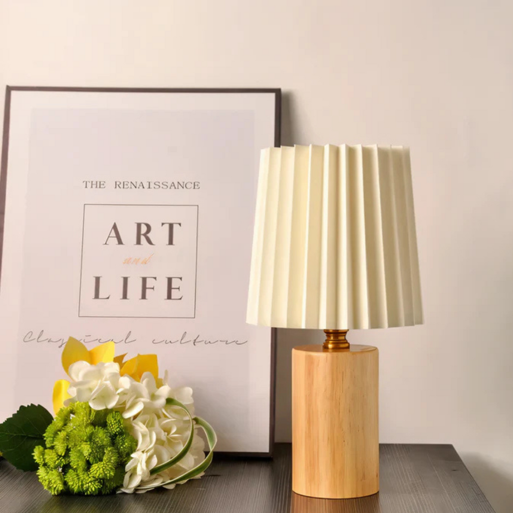 Lampada da Tavolo in Legno con Paralume Plissettato Maple Haven per Bagliore Accogliente