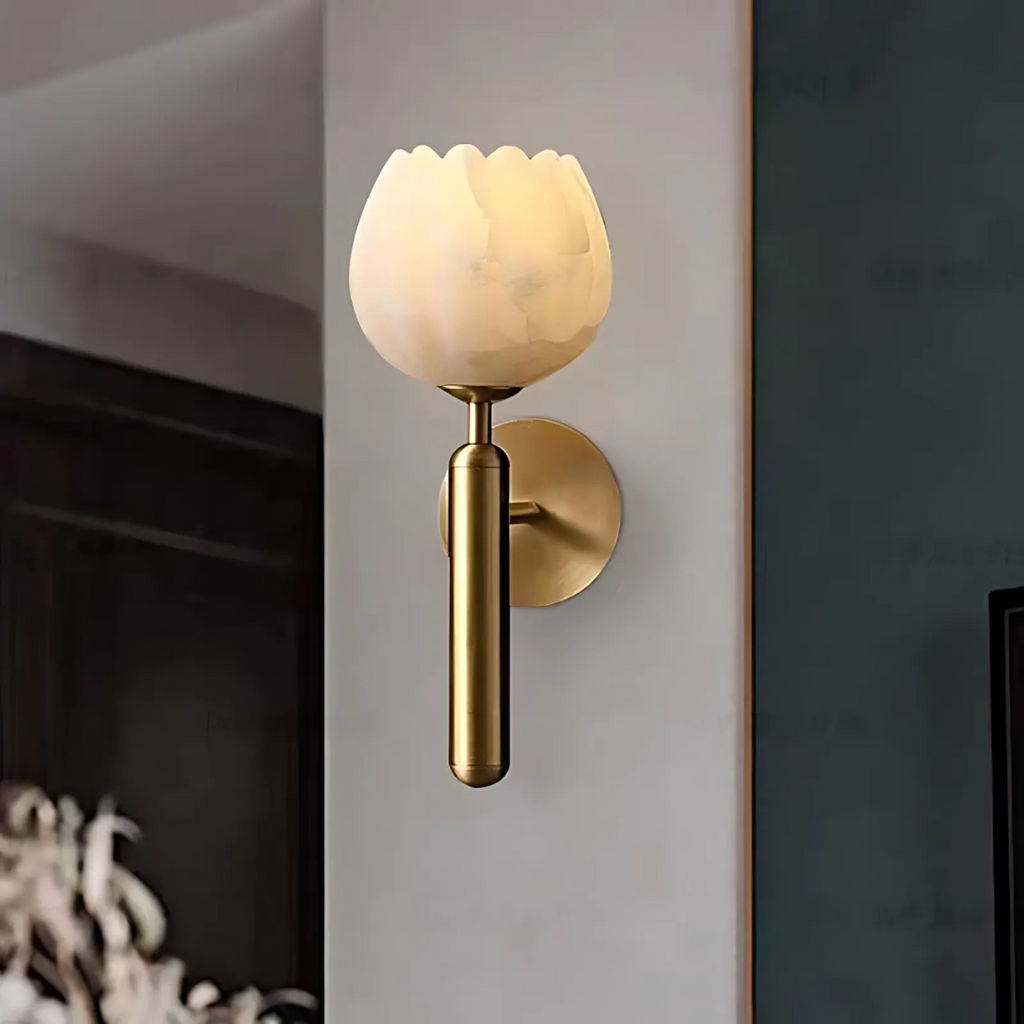 Serena mramorová nástěnná lampa s LED osvětlením a měděnými akcenty