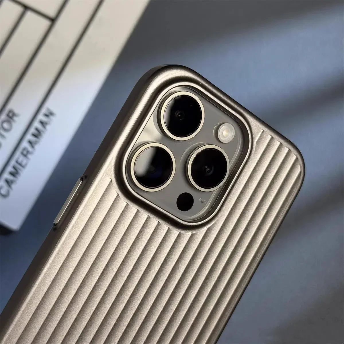 Custodia Protettiva Titanium Shield Pro per iPhone con Design Minimalista ed Elegante