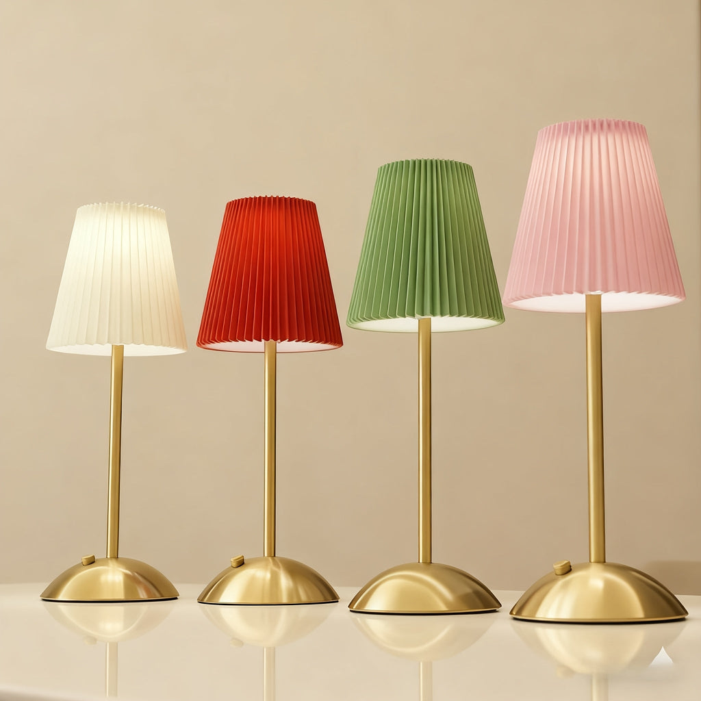 Genopladelig lampe med flæsekantdetalje