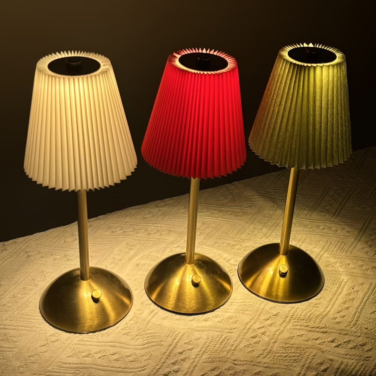 Genopladelig lampe med flæsekantdetalje