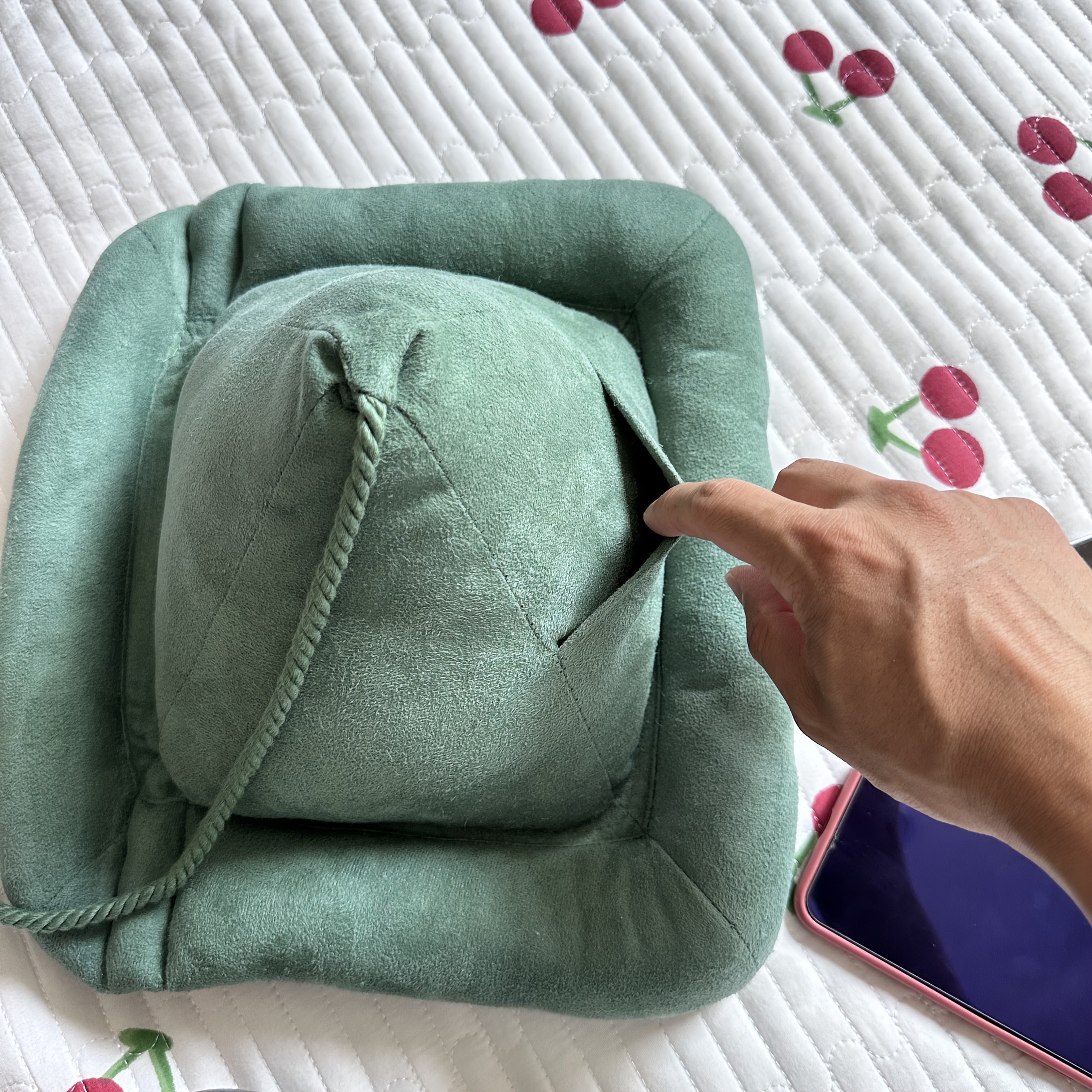 Pyramid Reading Pillow Stand