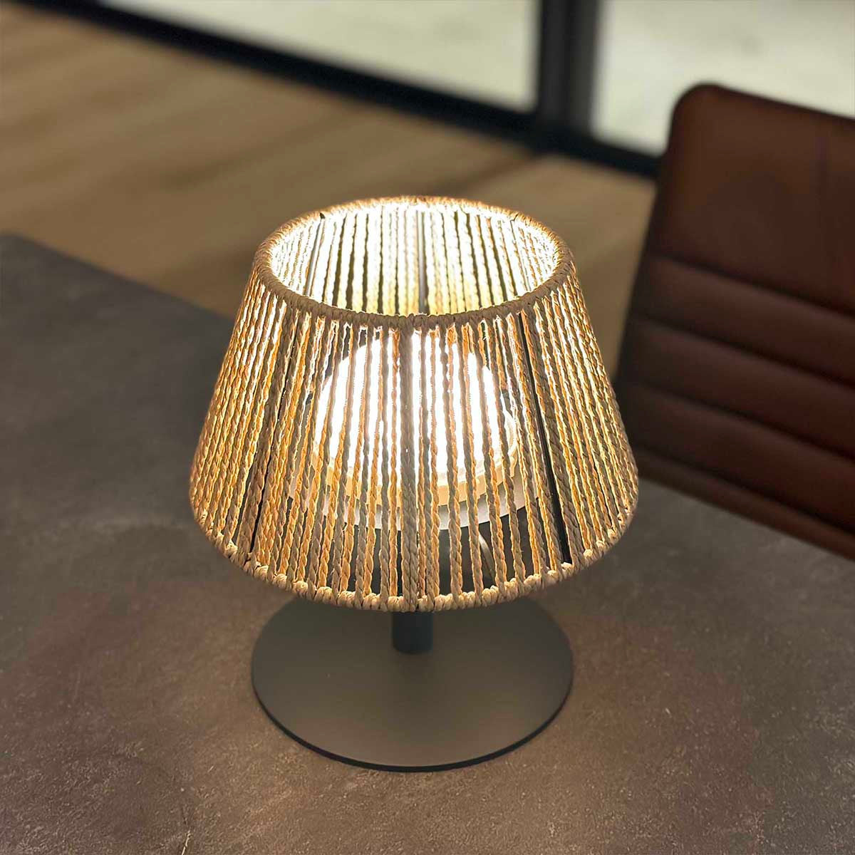 مصباح طاولة LED داخلي وخارجي لأجواء دافئة ومريحة