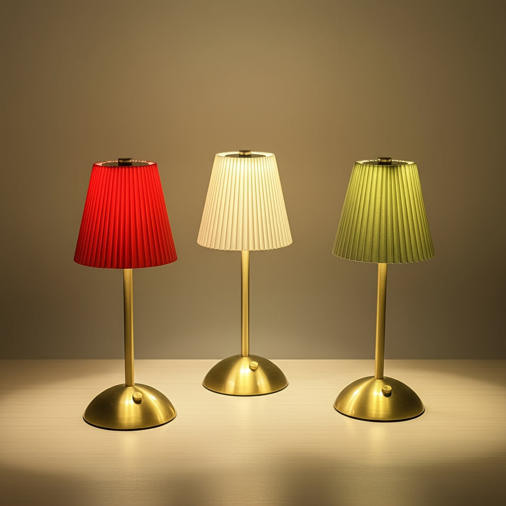 Genopladelig lampe med flæsekantdetalje