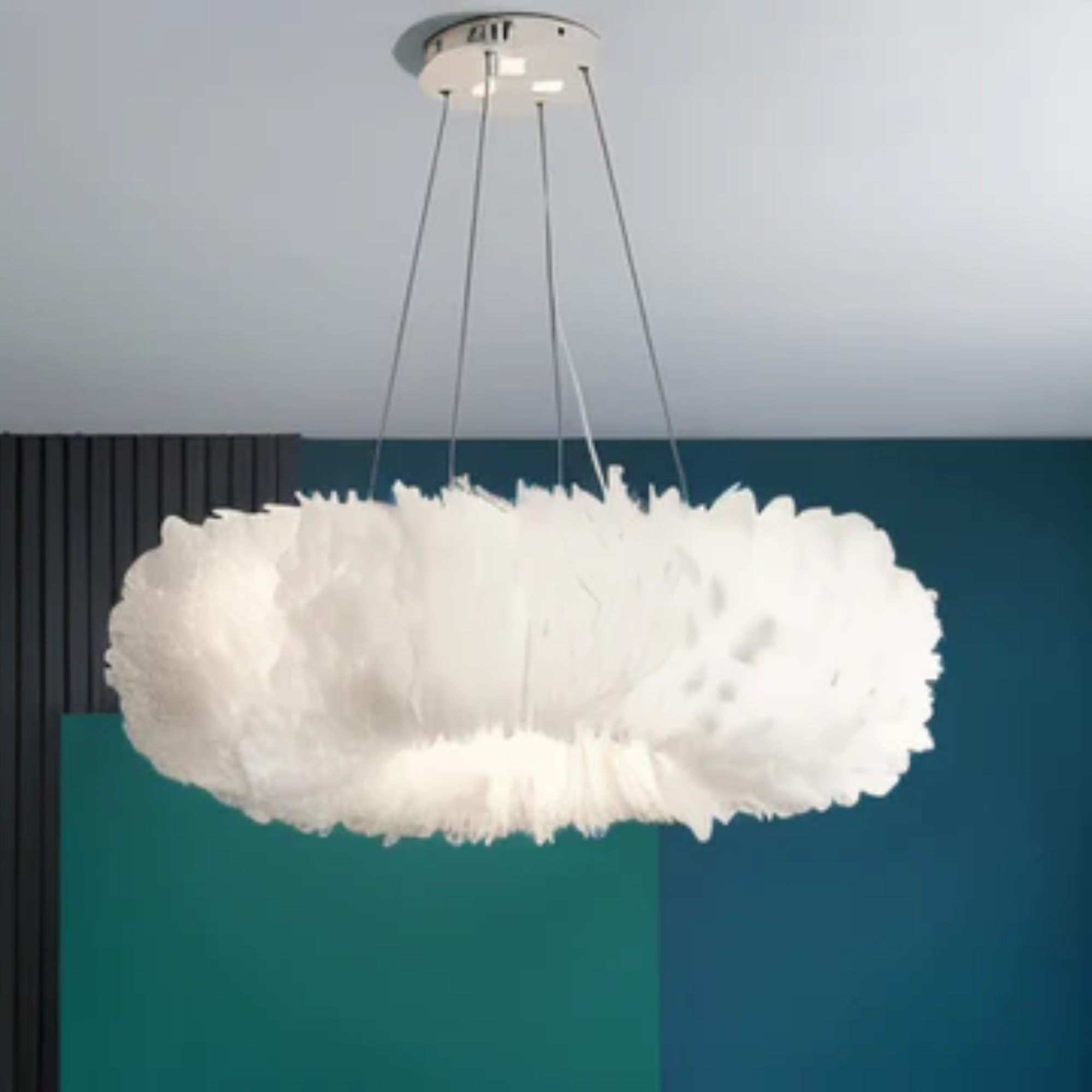 Okrągła biała lampa wisząca AuroraLume z piórami i miękkim rozproszeniem światła