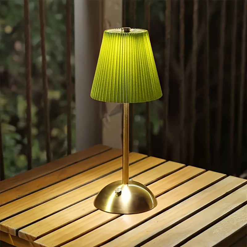 Genopladelig lampe med flæsekantdetalje