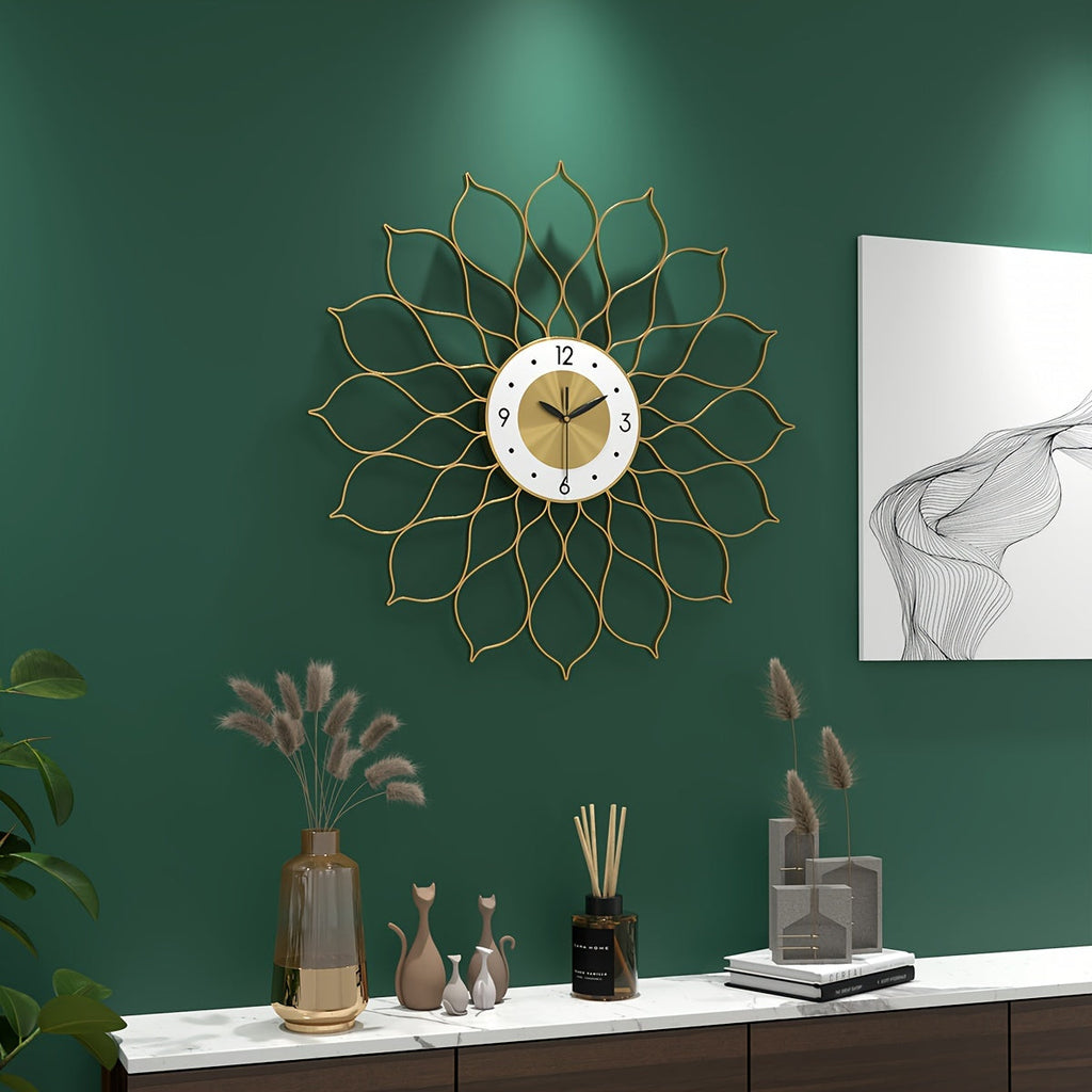 Elegantní zlaté nástěnné hodiny pro moderní interiéry