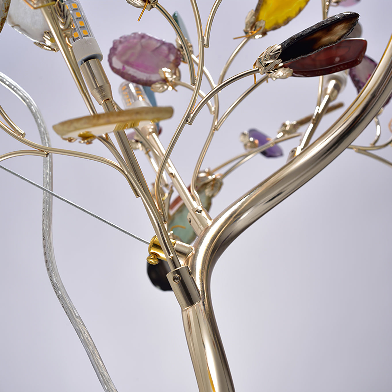 Lampadaire en agate avec sculpture en forme d'arbre à huit lampes, finition cuivre, aspect multicolore