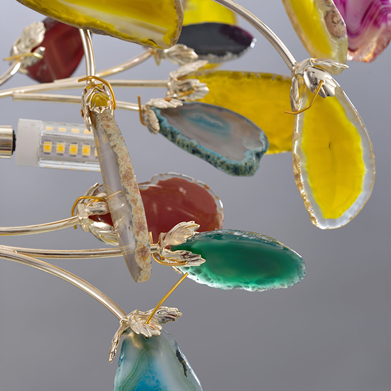 Lampadaire en agate avec sculpture en forme d'arbre à huit lampes, finition cuivre, aspect multicolore
