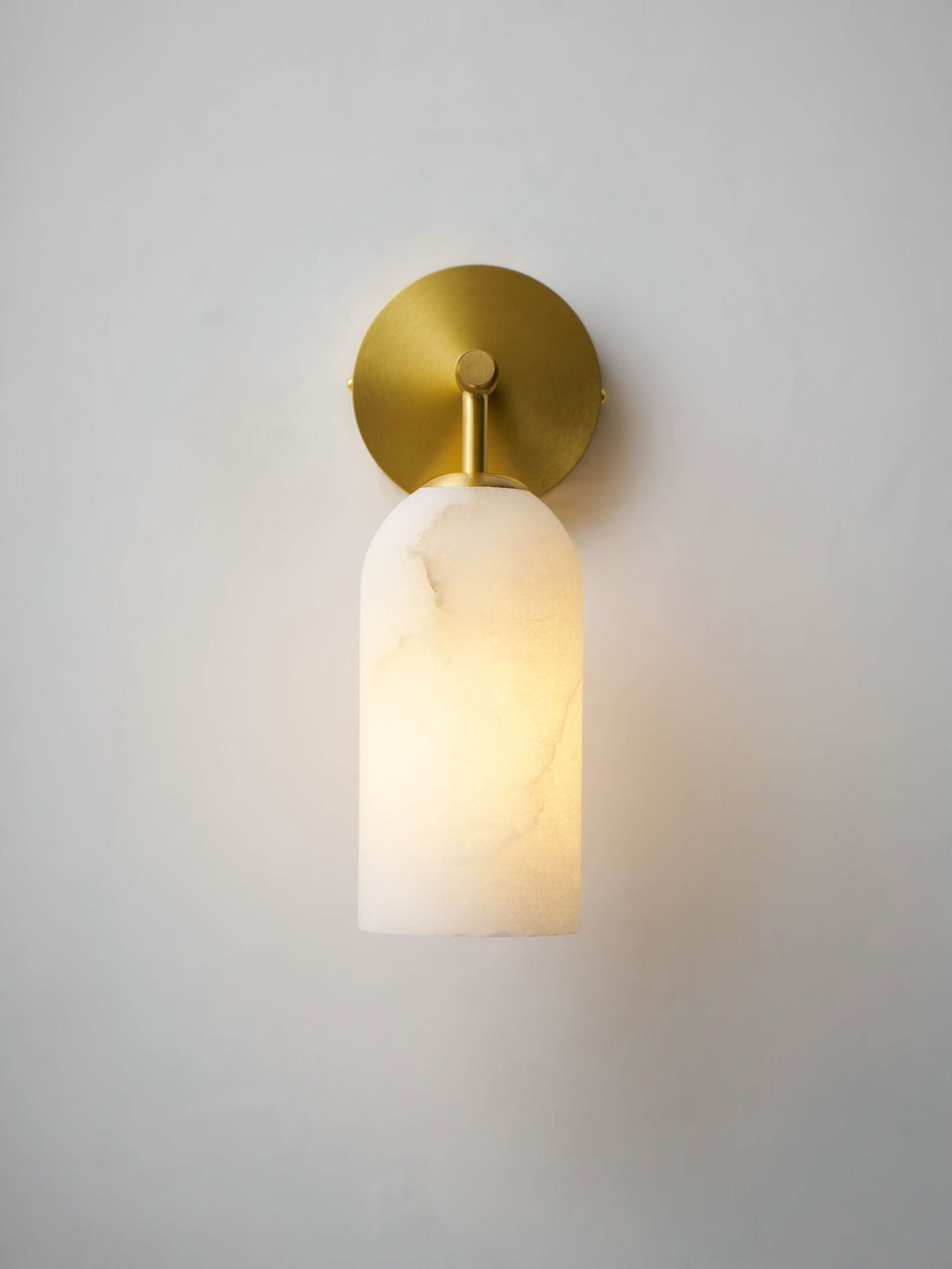 Lampada da parete cilindrica in alabastro con luce calda e cornice dorata