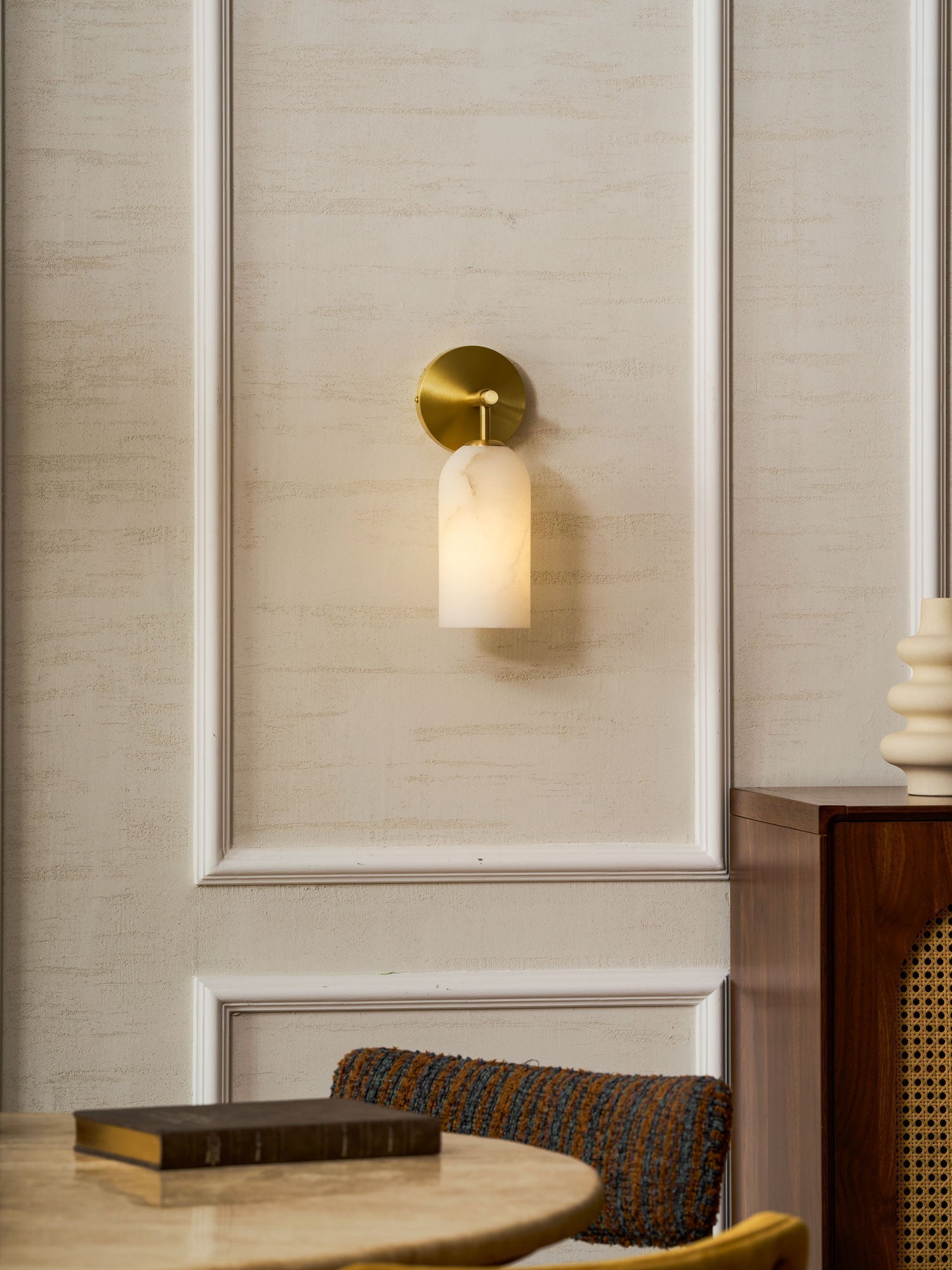 Lampada da parete cilindrica in alabastro con luce calda e cornice dorata