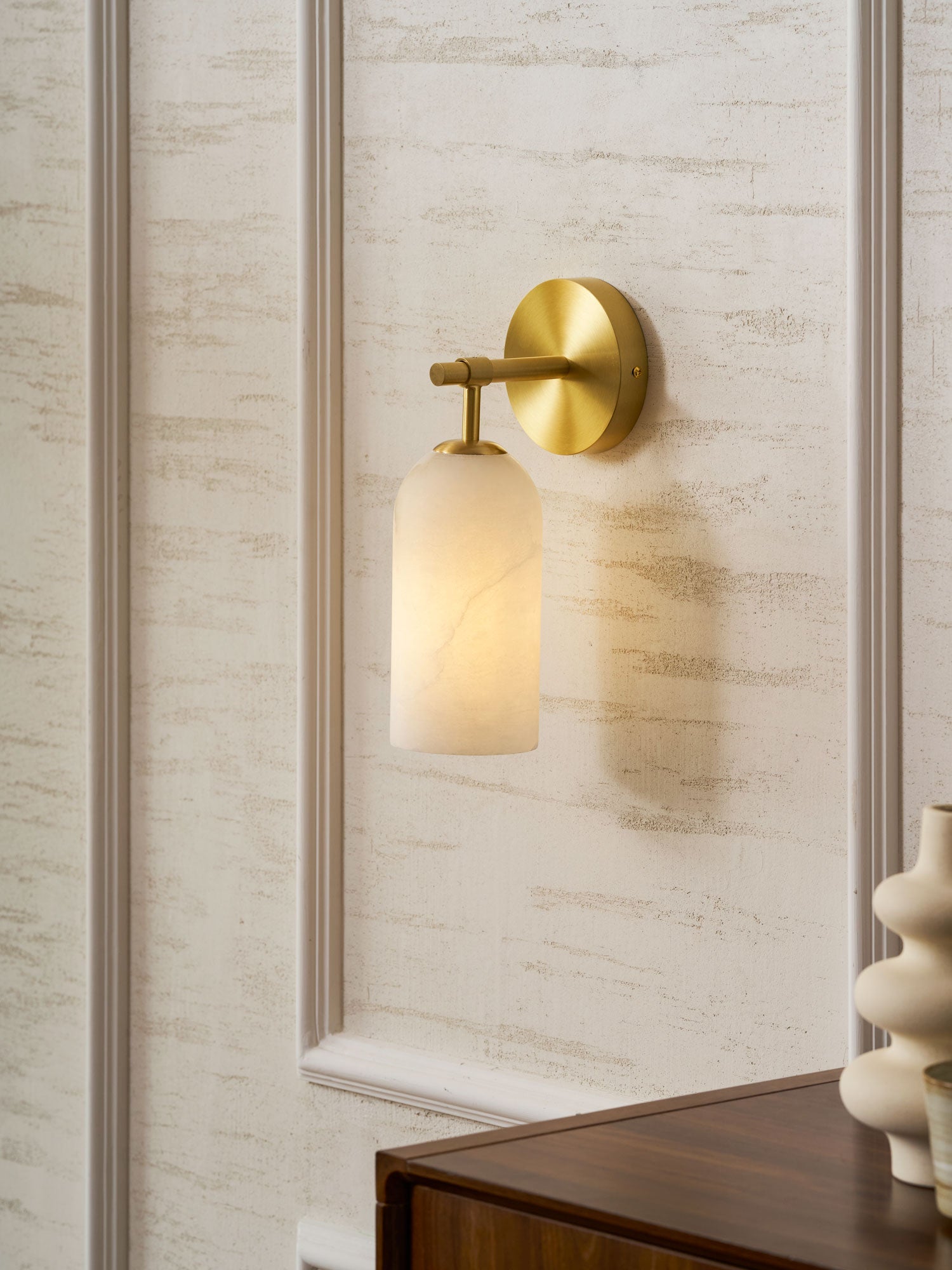 Lampada da parete cilindrica in alabastro con luce calda e cornice dorata