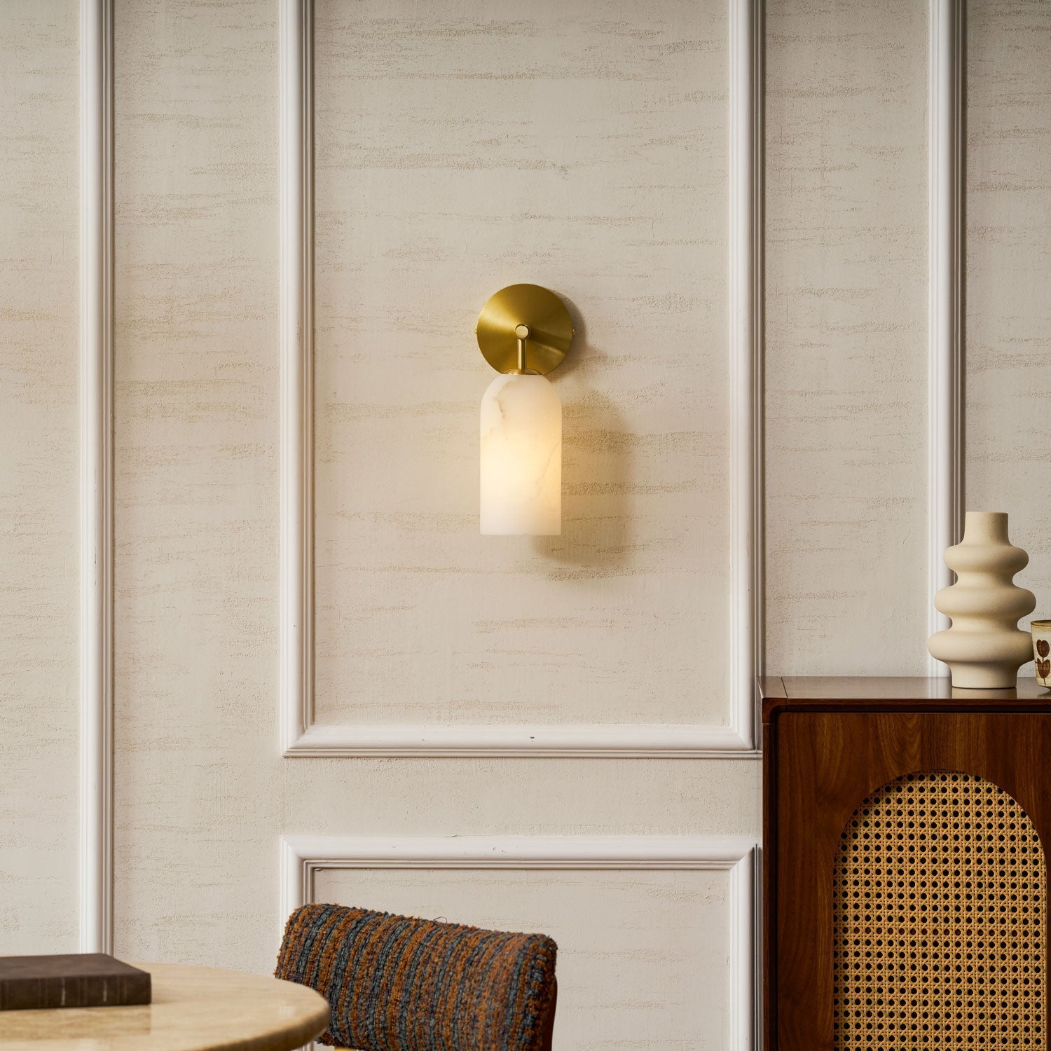 Lampada da parete cilindrica in alabastro con luce calda e cornice dorata
