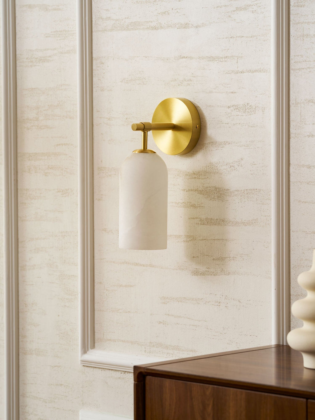 Lampada da parete cilindrica in alabastro con luce calda e cornice dorata