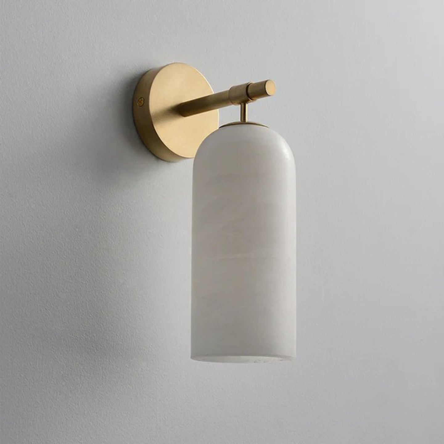 Lampada da parete cilindrica in alabastro con luce calda e cornice dorata