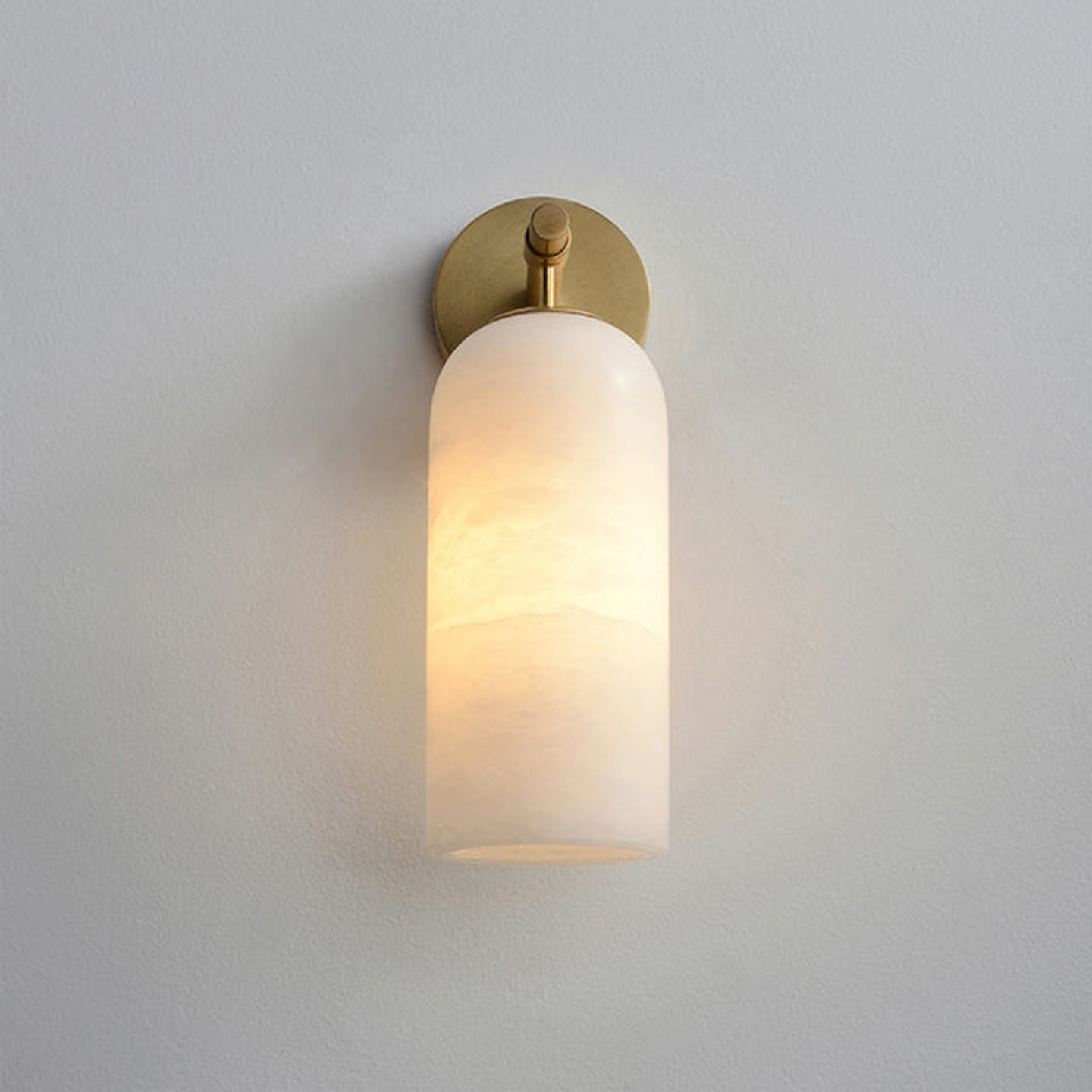 Lampada da parete cilindrica in alabastro con luce calda e cornice dorata