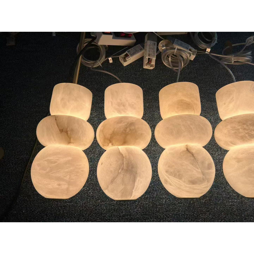 Alabasterpendellampa med mässingsarmatur och inbyggd LED