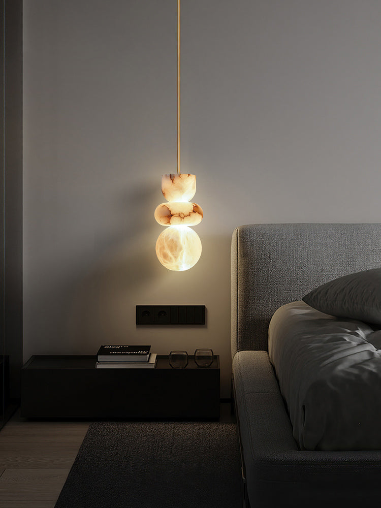 Alabasterpendellampa med mässingsarmatur och inbyggd LED