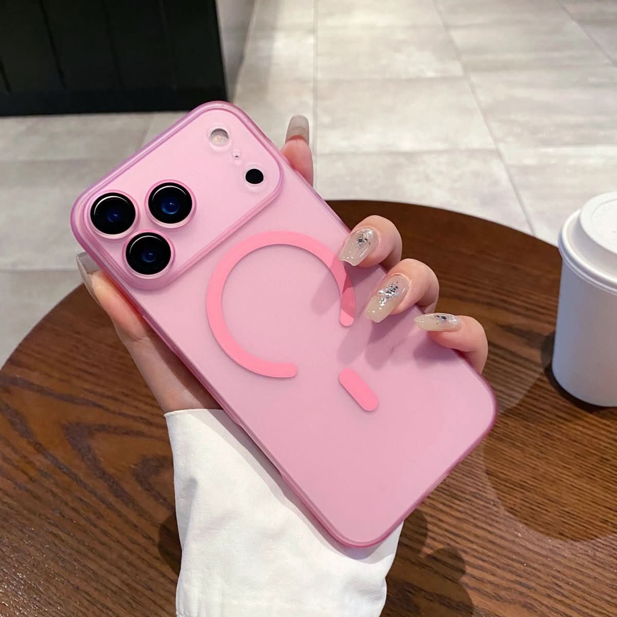 AeroShield Ultra-tenký matný průhledný kryt MagSafe pro iPhone