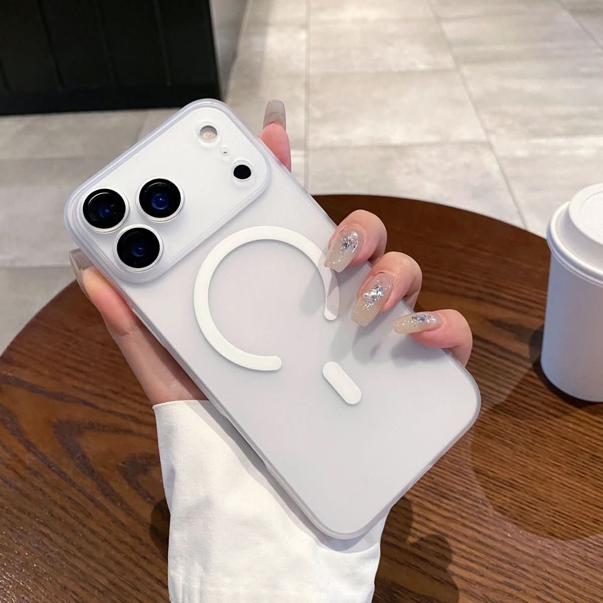 AeroShield Ultra-tenký matný průhledný kryt MagSafe pro iPhone