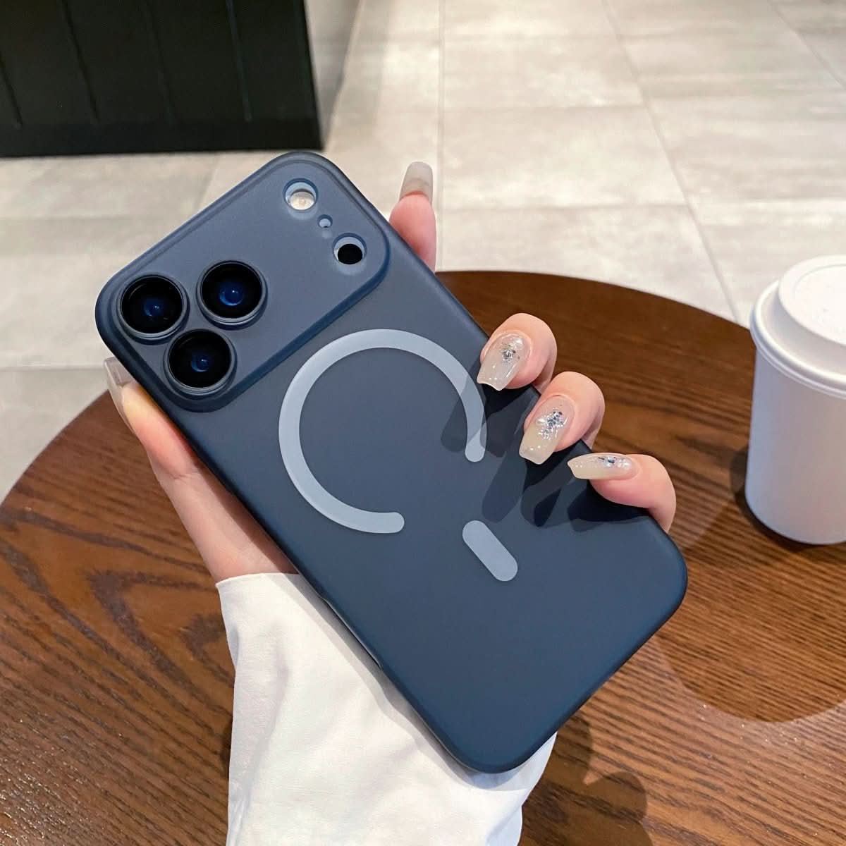 AeroShield Ultra-tenký matný průhledný kryt MagSafe pro iPhone