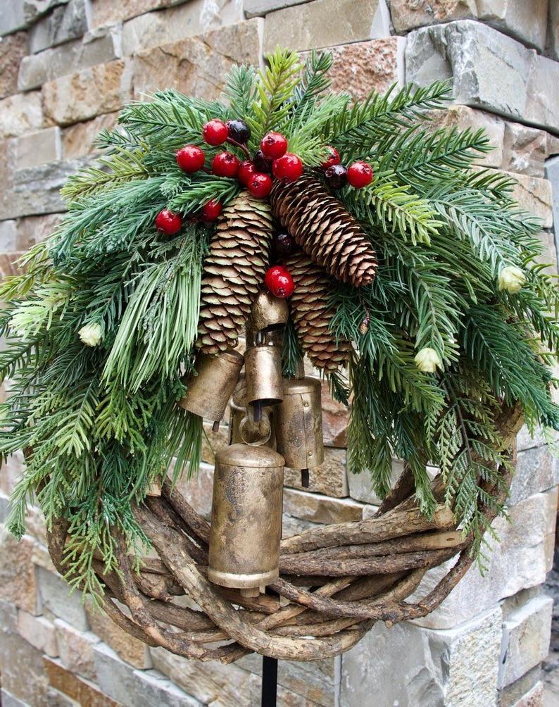 NookAura Doğal Çanlar ve Ahşap Detaylı Sıcak Noel Çelengi