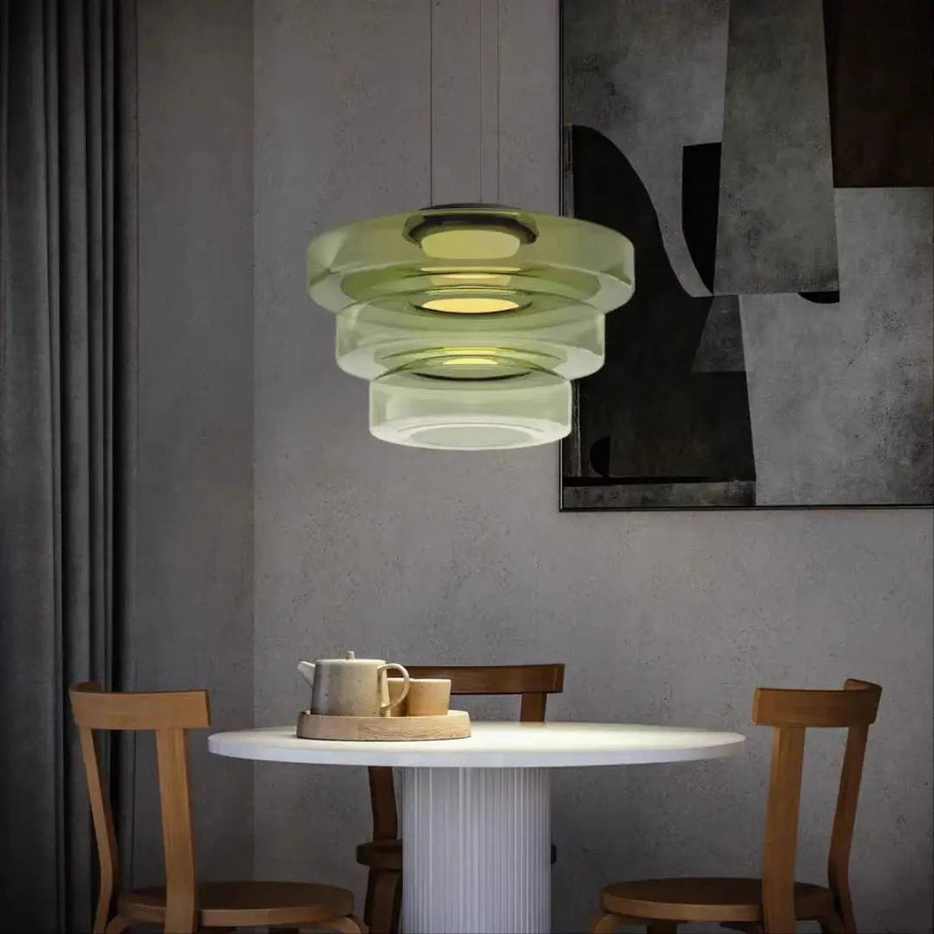 Závěsná lampa v bauhausovém stylu s barevným sklem