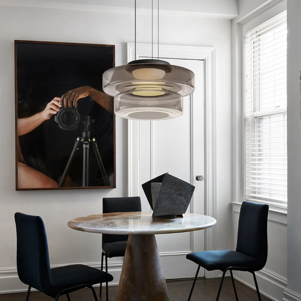 Závěsná lampa v bauhausovém stylu s barevným sklem