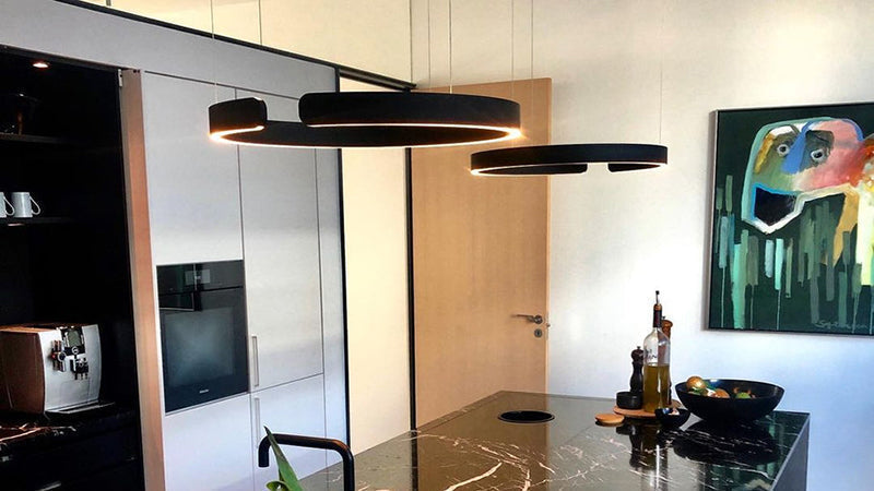 Lampa wisząca Lumera z podwójnym pierścieniem i ciepłym, brązowym blaskiem do nowoczesnych wnętrz